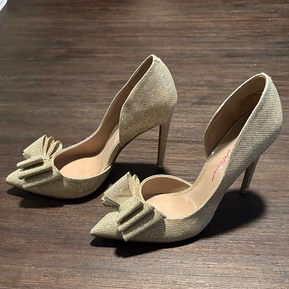 Betsey Johnson Gold Pointed-Toe Bow D'Orsay Pumps - Picture 2 of 5